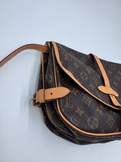 Detailaufnahme der Seitenansicht dieser monogram pre-owned Crossbody-Tasche.