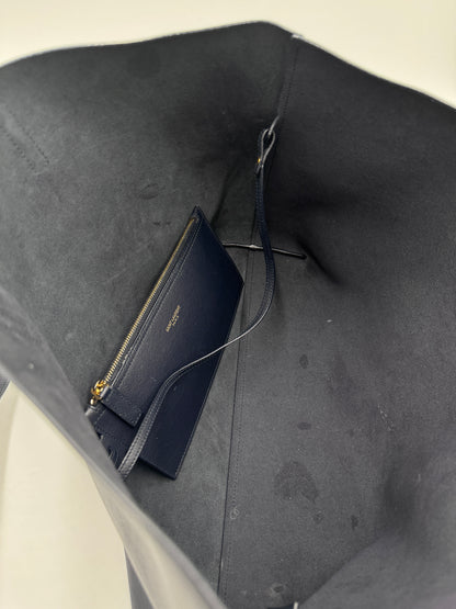 Innenraum dieser luxuriösen Saint Laurent Shoulder Bag – Secondhand-Stil mit Klasse.