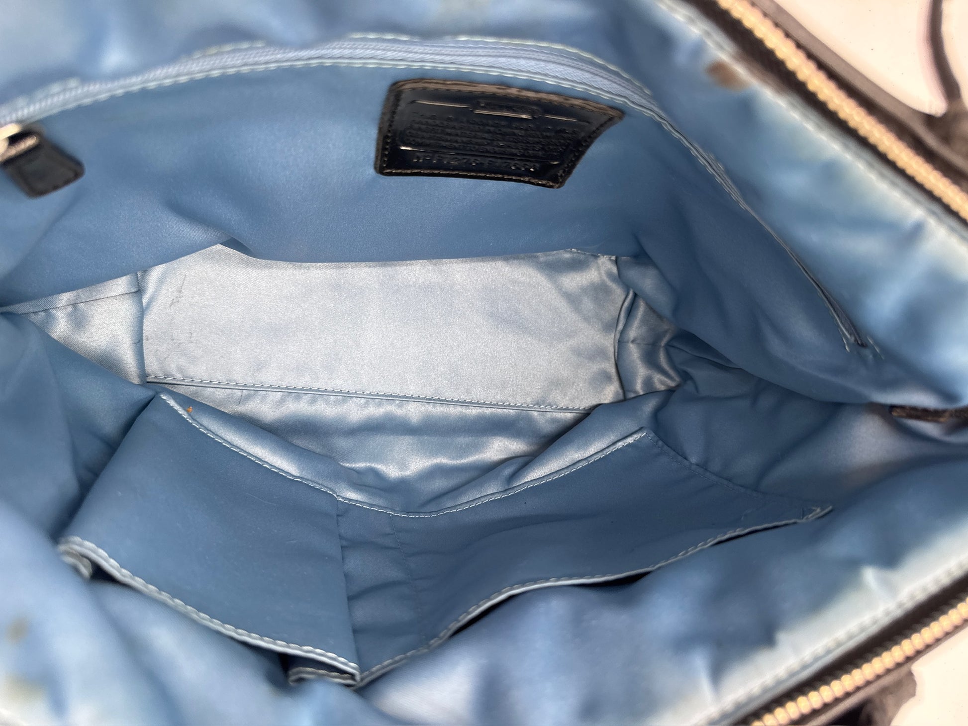 Blick ins Innere der Gold pre-owned Coach Shoulder Bag (Schultertasche).