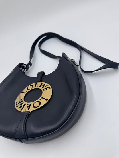 Detailaufnahme der Seitenansicht dieser schwarz pre-owned Crossbody-Tasche.
