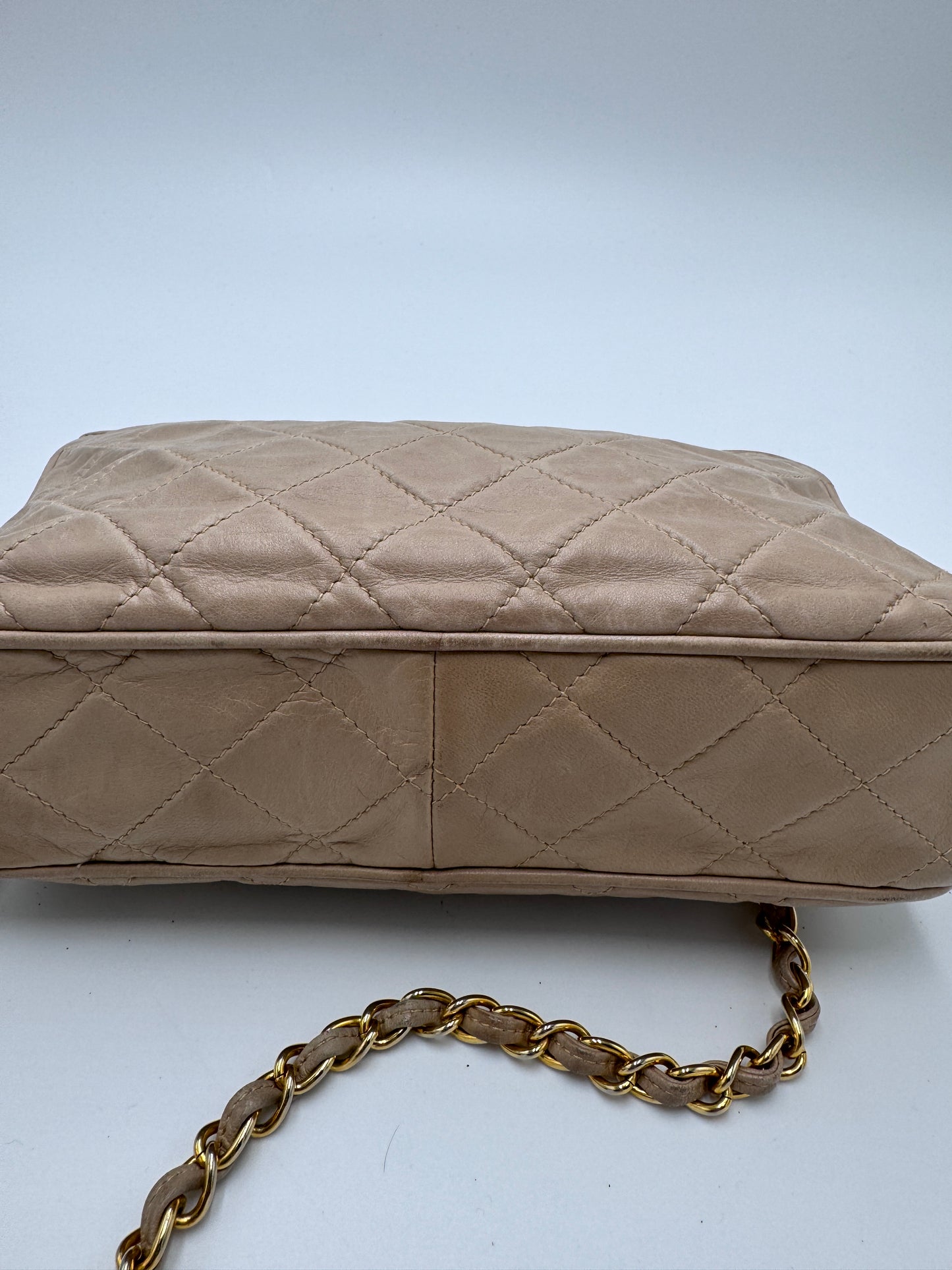 Unterseite dieser preloved Chanel Vintage Camera Bag mit edlem Look in beige / creme.
