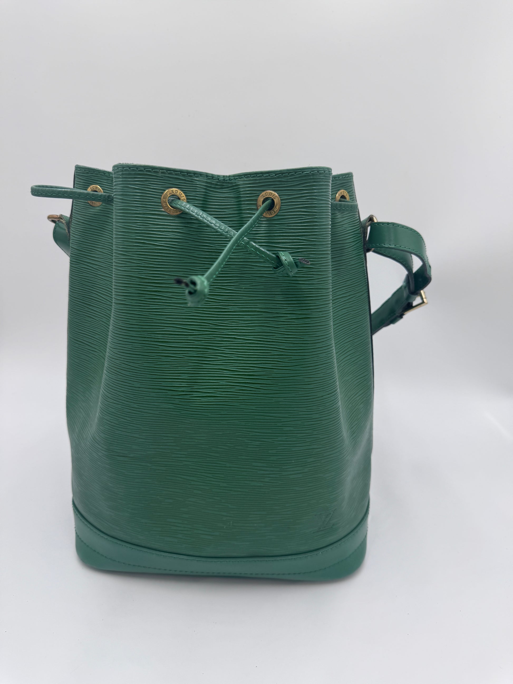 Gesamtdarstellung dieser stilvollen luxury secondhand Louis Vuitton Noe Grande (grün).
