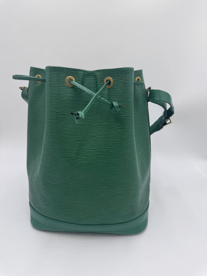 Gesamtdarstellung dieser stilvollen luxury secondhand Louis Vuitton Noe Grande (grün).