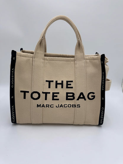 Komplette Ansicht der luxury secondhand Marc Jacobs Tote Bag – luxuriöse Shopper-Tasche in Beige.