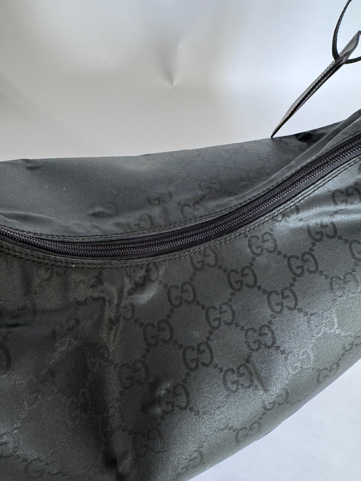 Metallelemente der Gucci Reisetasche (schwarz), hochwertig verarbeitet.