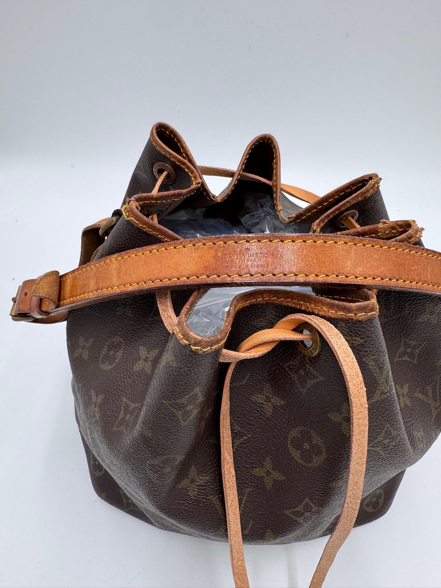 Henkel der preloved Louis Vuitton Peite Noe – Monogram, bequem und hochwertig.