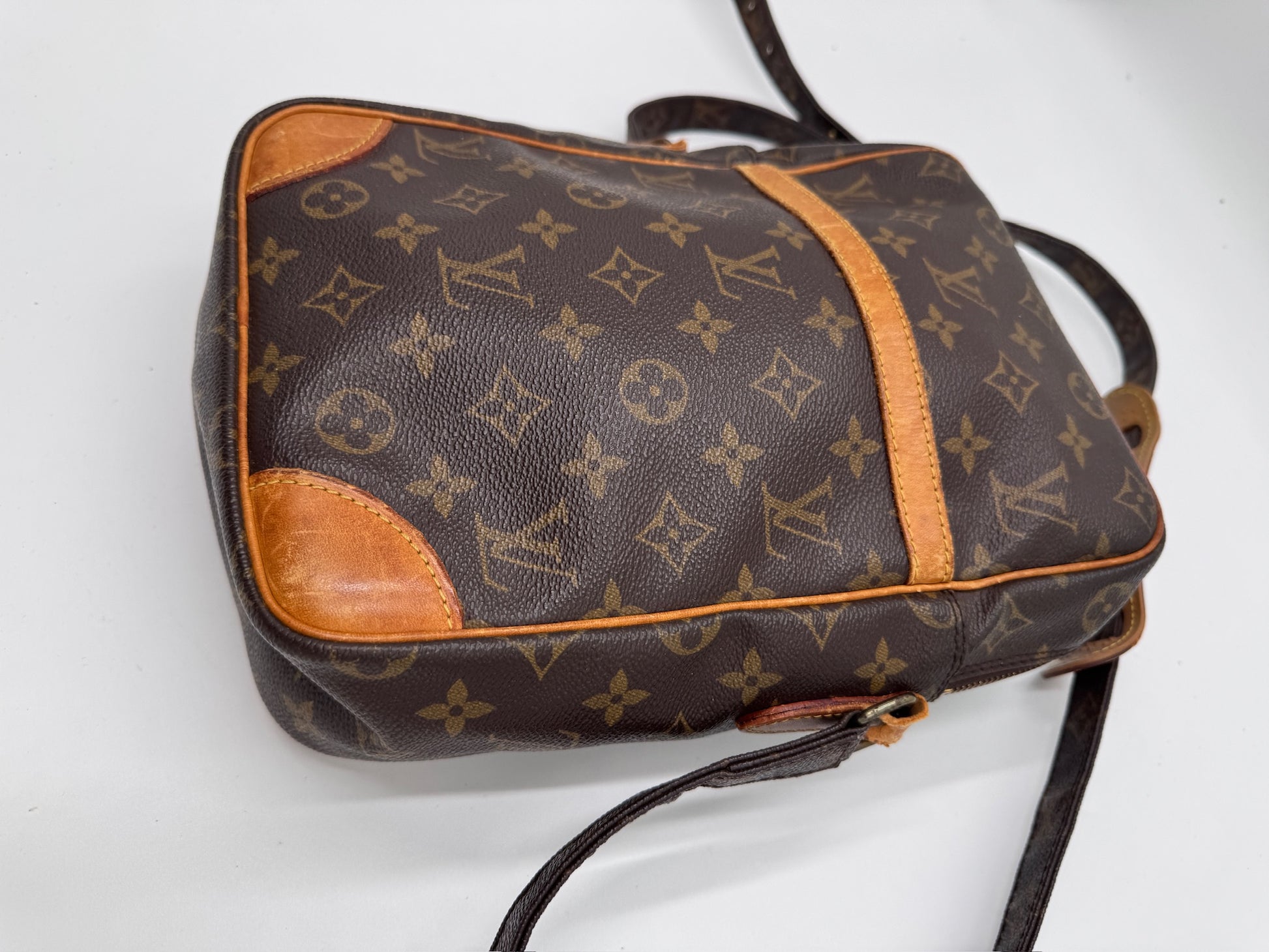 Nahaufnahme der preloved Louis Vuitton Danube (Crossbody Festival) – feinste Details in Monogram.