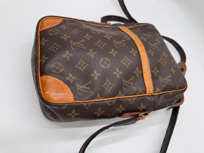 Nahaufnahme der preloved Louis Vuitton Danube (Crossbody Festival) – feinste Details in Monogram.