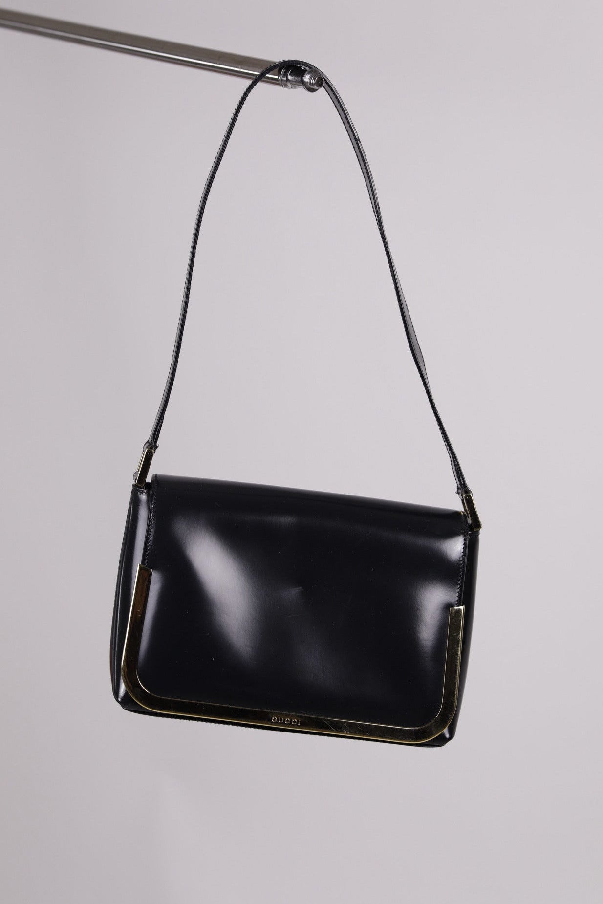 Hauptansicht der schwarz secondhand Gucci Shoulder Bag – elegantes Statement-Piece.