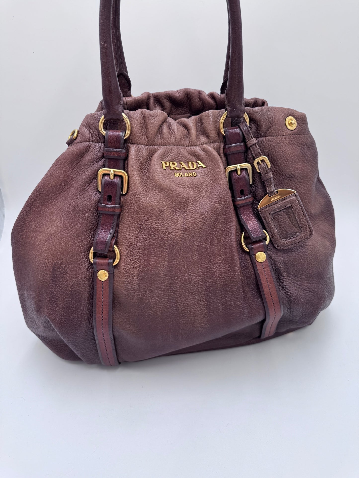 Komplette Ansicht der secondhand Prada Shoulder Bag – luxuriöse Schultertasche-Tasche in braun.
