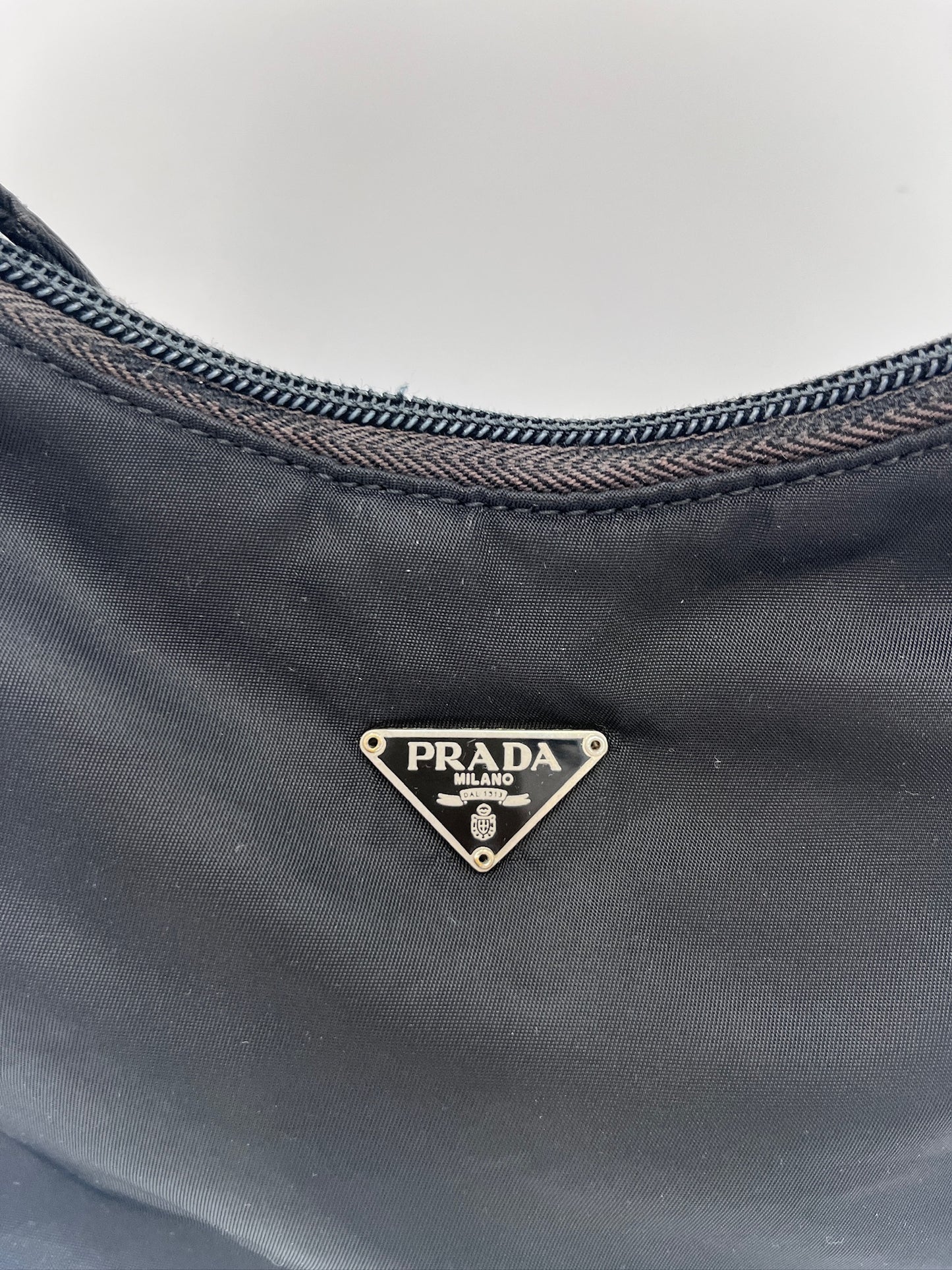 Nahaufnahme der luxury secondhand Prada Shoulder bag – feinste Details in schwarz.