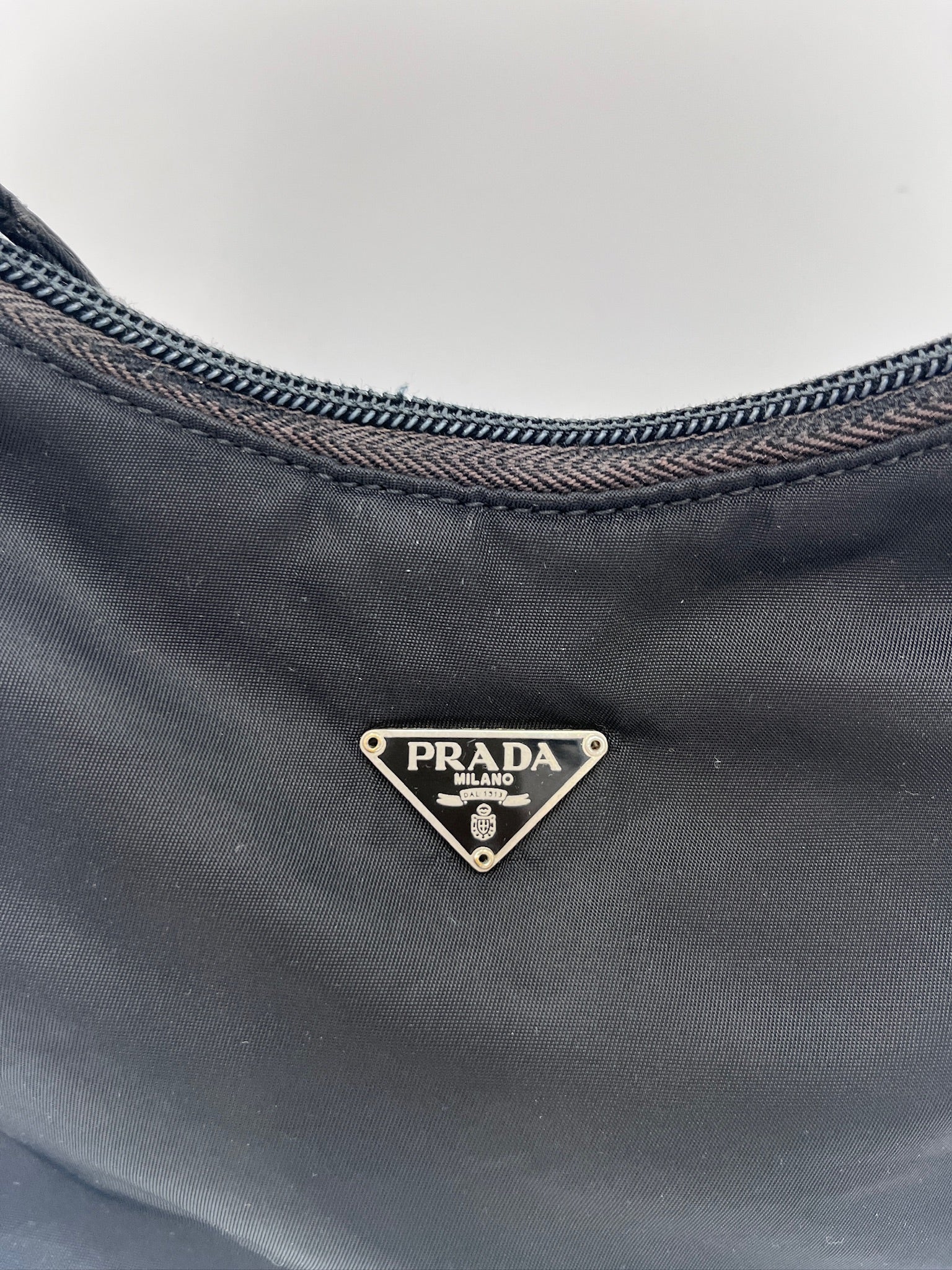 Nahaufnahme der luxury secondhand Prada Shoulder bag – feinste Details in schwarz.