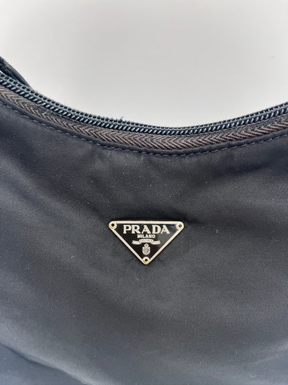 Nahaufnahme der luxury secondhand Prada Shoulder bag – feinste Details in schwarz.