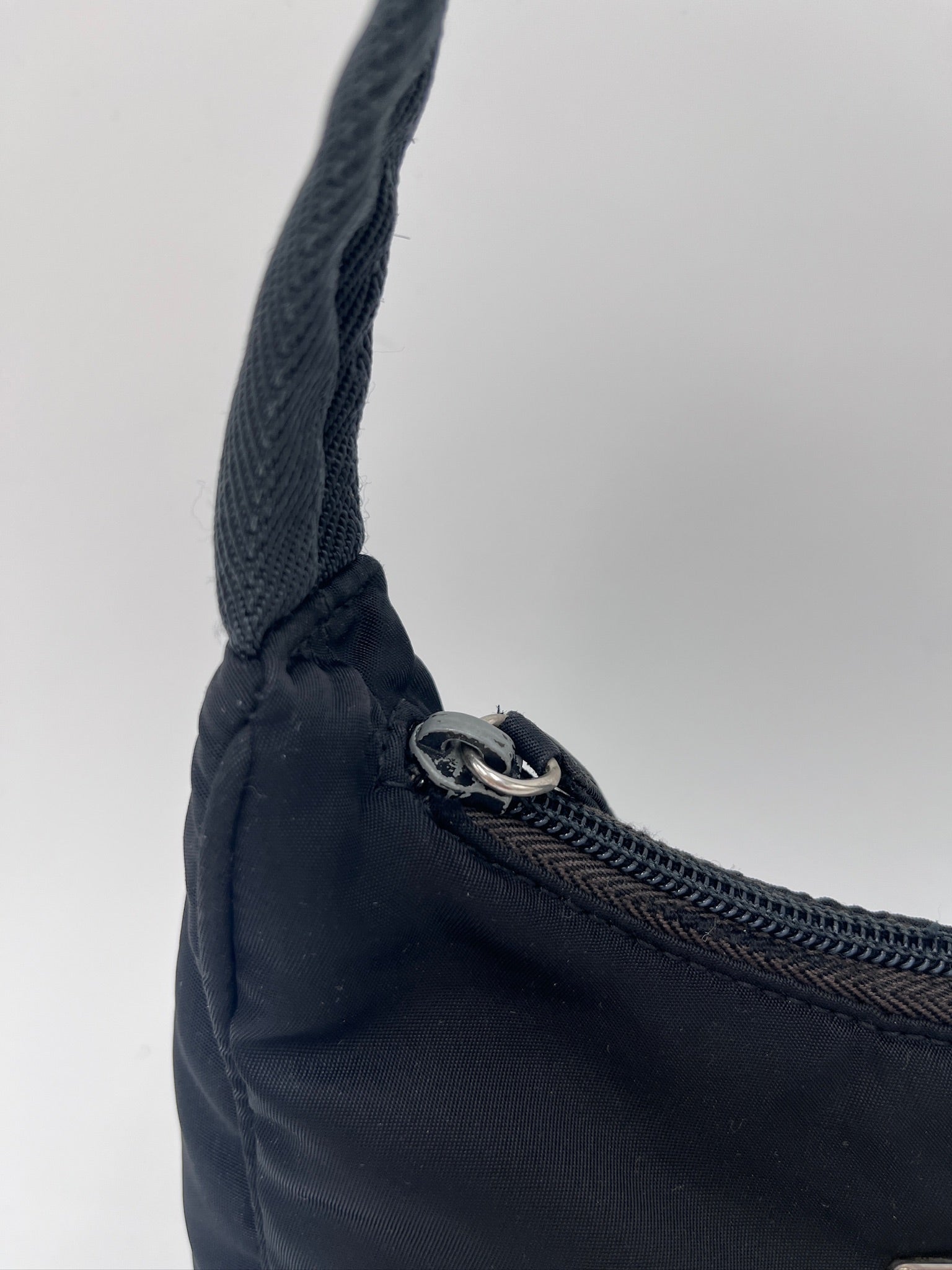 Hardware-Detailansicht der secondhand Prada Shoulder bag – glänzend in Szene gesetzt.