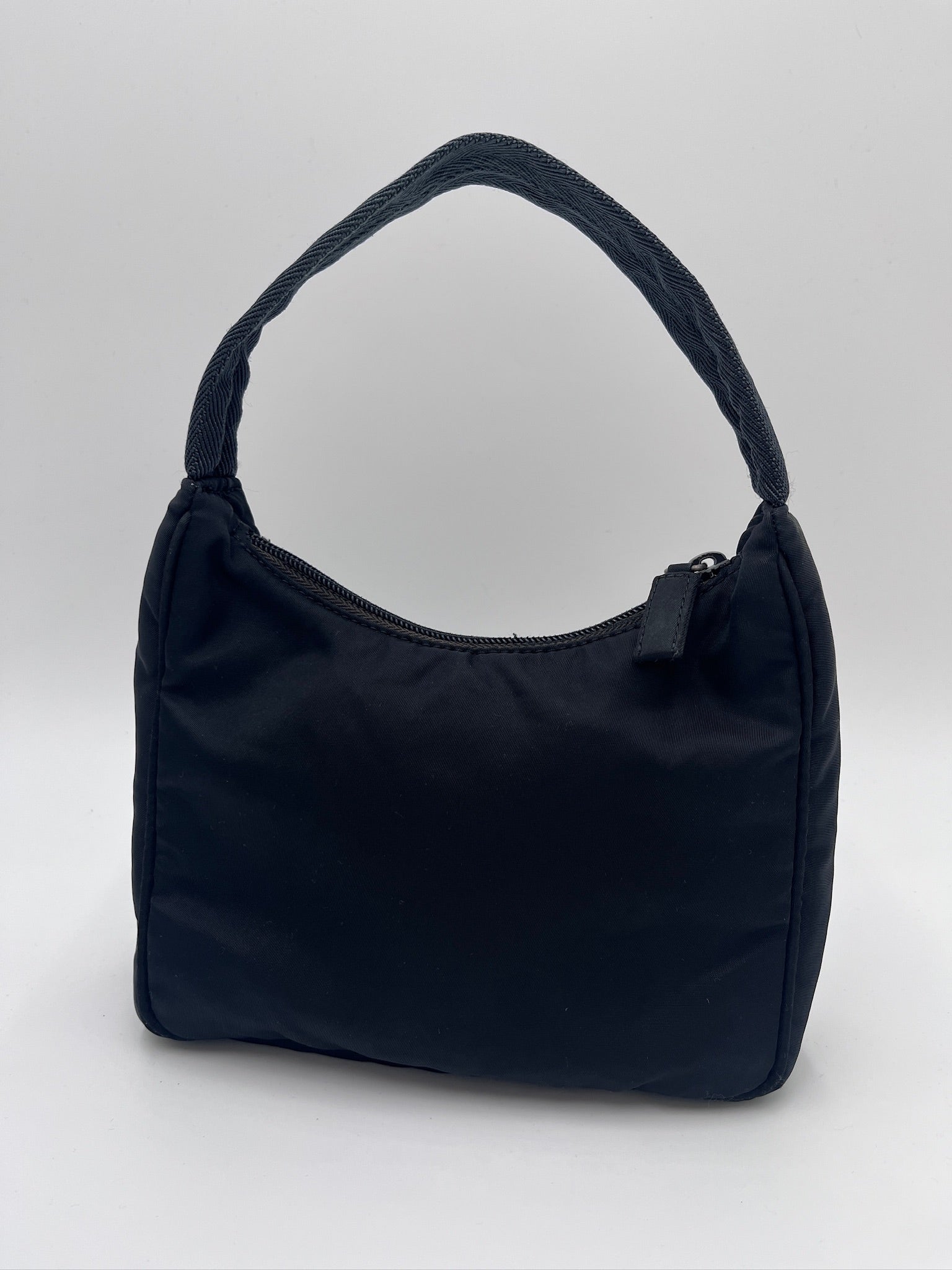 Hintere Perspektive dieser luxury secondhand Prada Shoulder bag in schwarz.