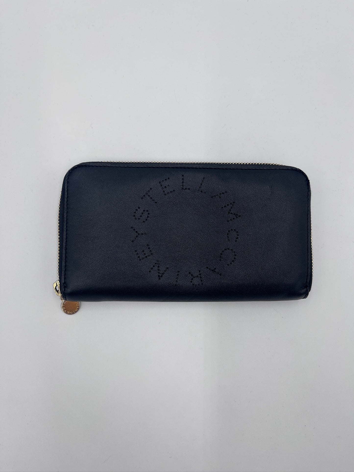 Gesamtdarstellung dieser stilvollen preloved Stella McCartney Portemonnaie (schwarz).