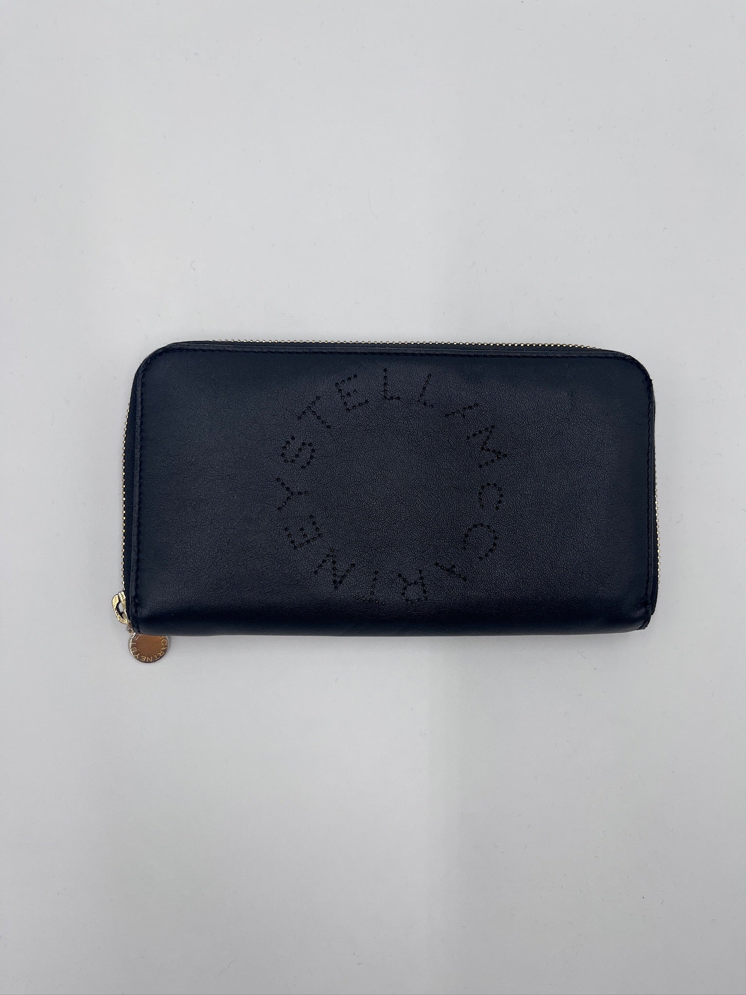 Gesamtdarstellung dieser stilvollen preloved Stella McCartney Portemonnaie (schwarz).
