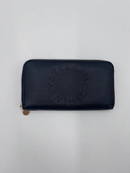 Gesamtdarstellung dieser stilvollen preloved Stella McCartney Portemonnaie (schwarz).