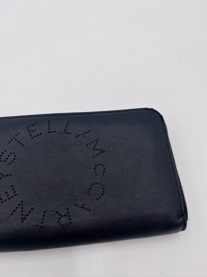 Seitliche Perspektive der luxury secondhand Stella McCartney Portemonnaie, betont das elegante Profil.