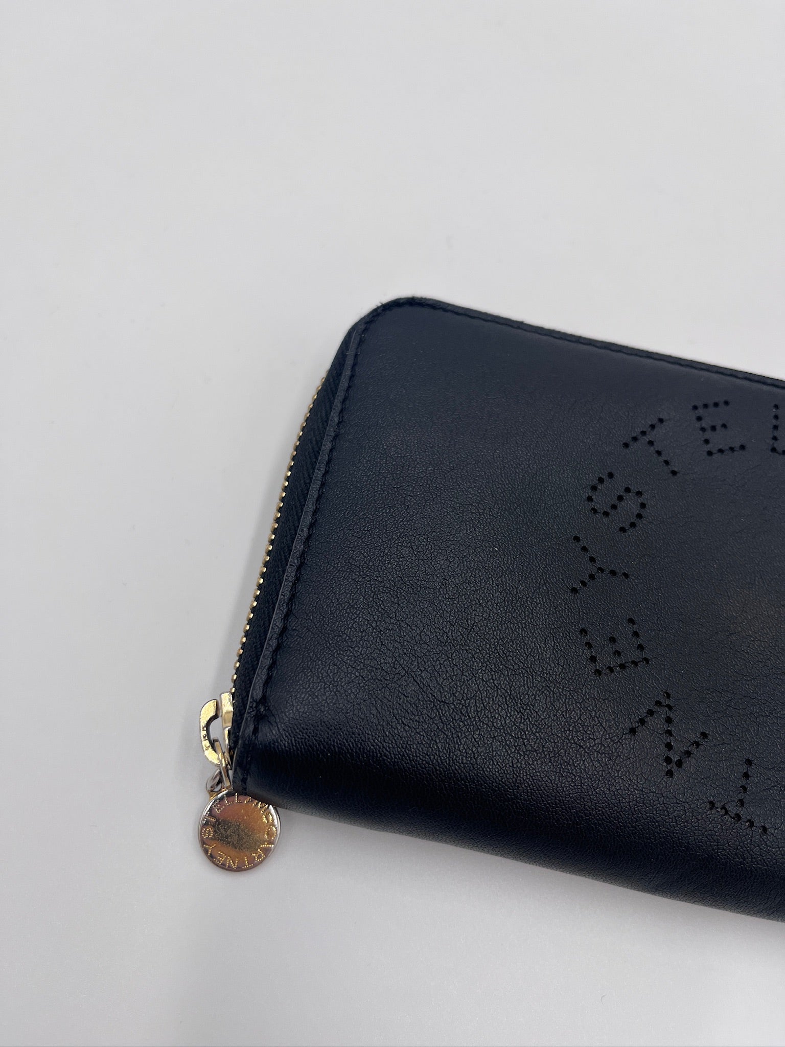 Metallelemente der Stella McCartney Portemonnaie (schwarz), hochwertig verarbeitet.