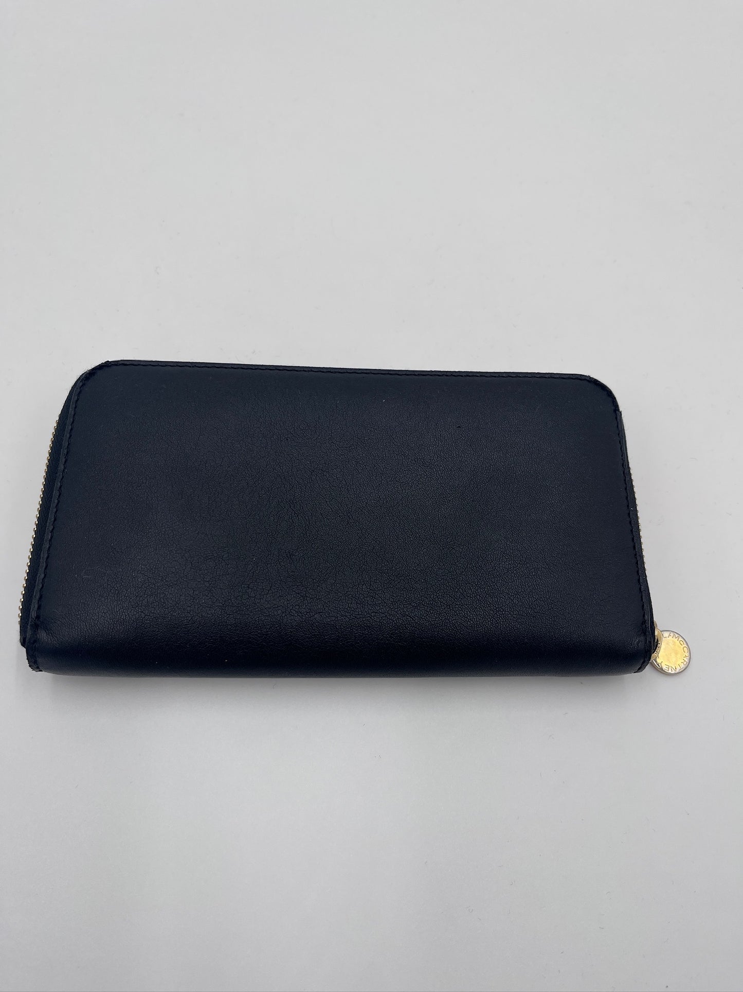 Rückseite der schwarz luxury secondhand Stella McCartney Portemonnaie – klassisch & zeitlos.