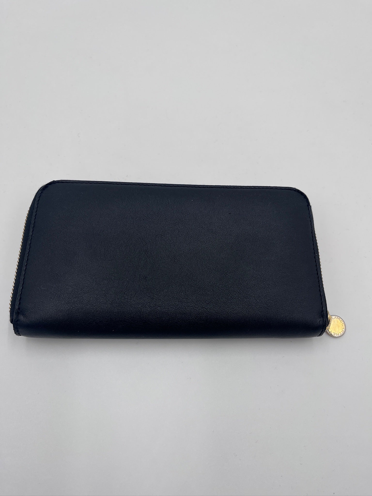 Rückseite der schwarz luxury secondhand Stella McCartney Portemonnaie – klassisch & zeitlos.