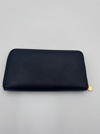 Rückseite der schwarz luxury secondhand Stella McCartney Portemonnaie – klassisch & zeitlos.