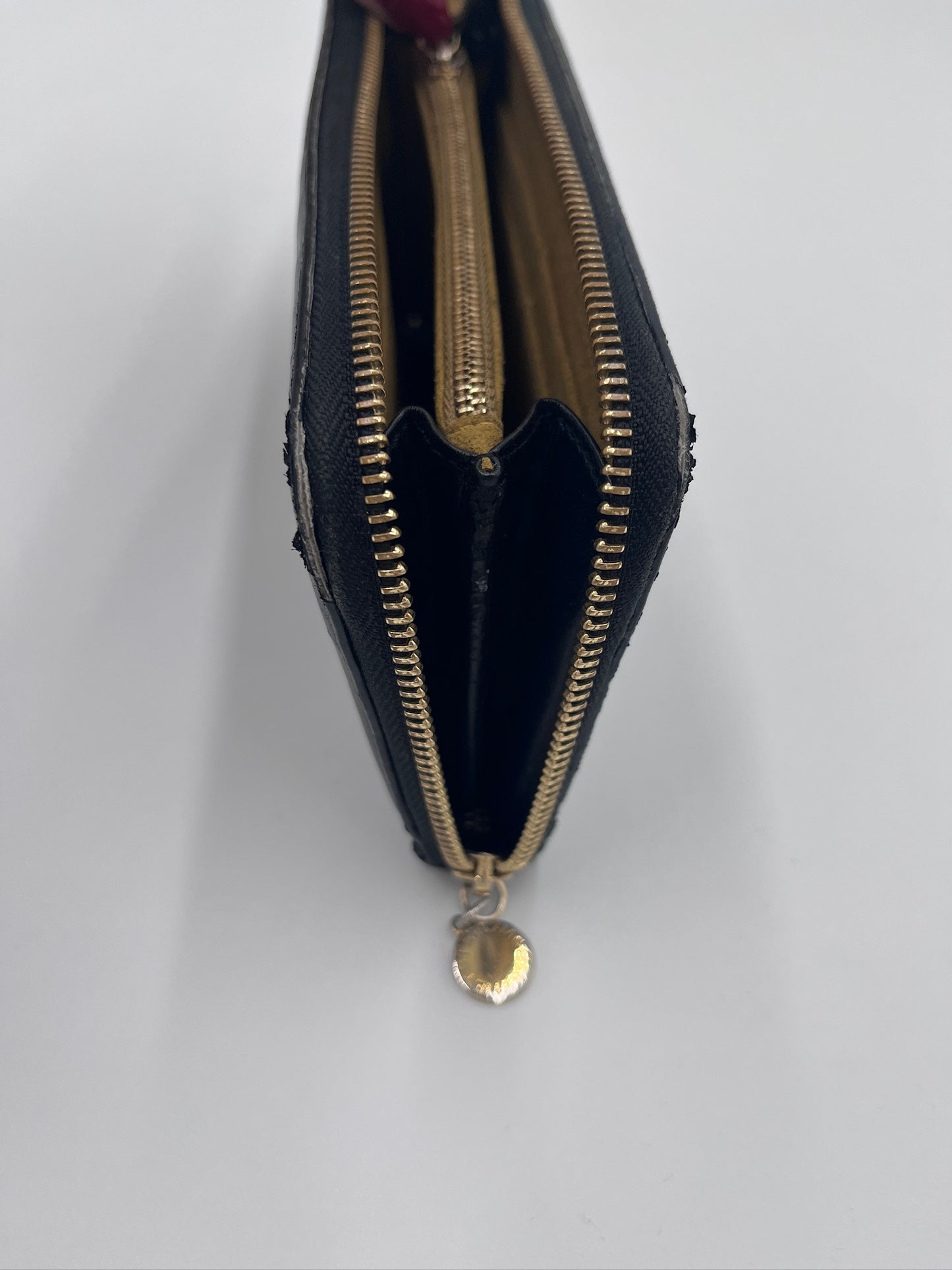 Nahaufnahme der luxury secondhand Stella McCartney Portemonnaie – feinste Details in schwarz.