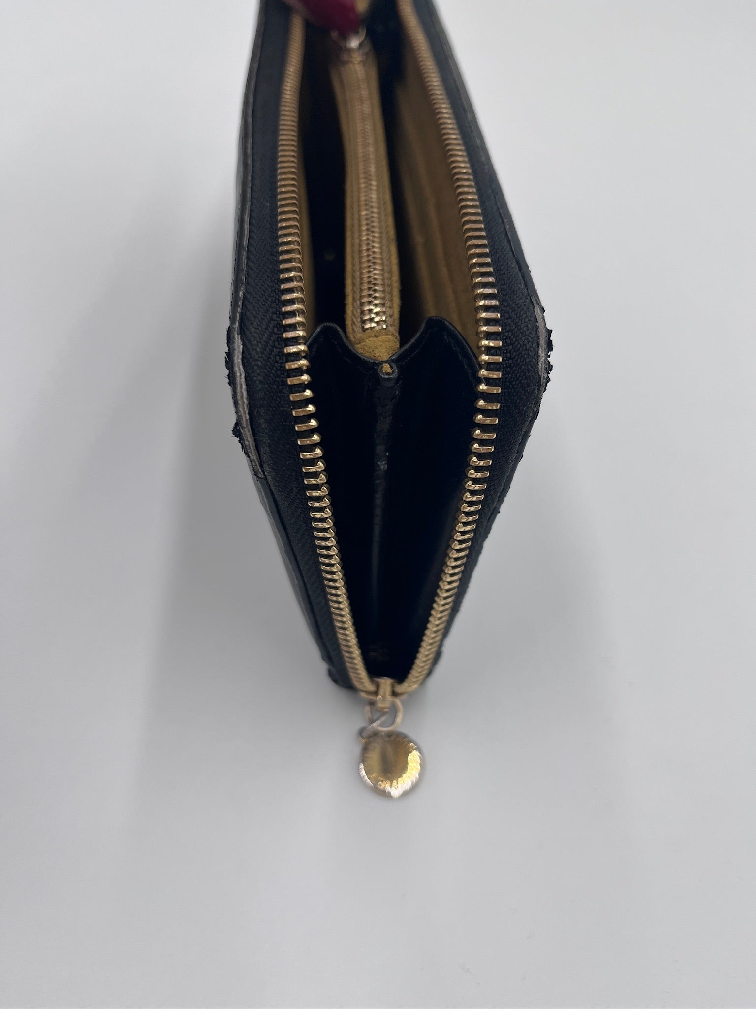 Nahaufnahme der luxury secondhand Stella McCartney Portemonnaie – feinste Details in schwarz.