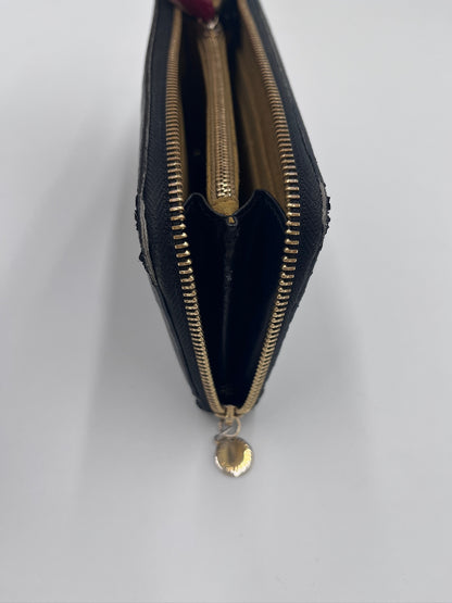 Nahaufnahme der luxury secondhand Stella McCartney Portemonnaie – feinste Details in schwarz.