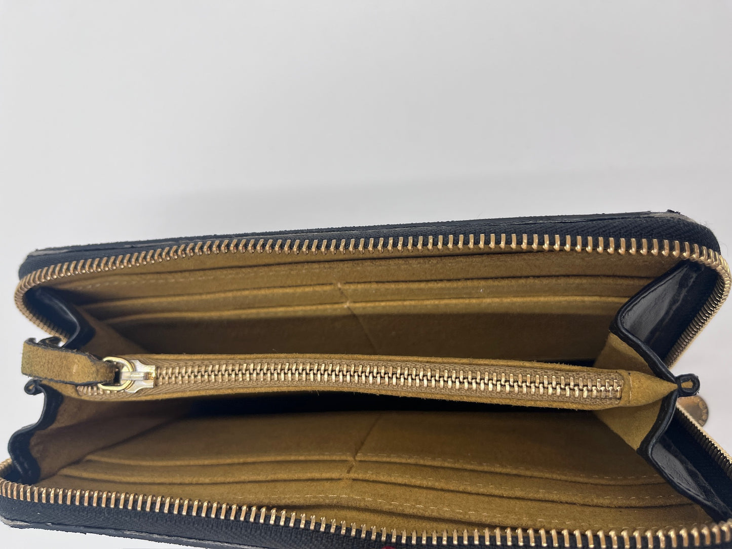 Innenraum dieser luxuriösen Stella McCartney Portemonnaie – Secondhand-Stil mit Klasse.