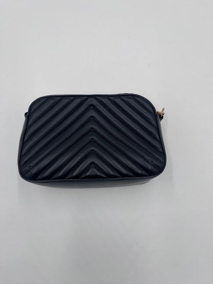 Detailansicht des Rückteils der Stella McCartney crossbody stern (schwarz silbersteine).