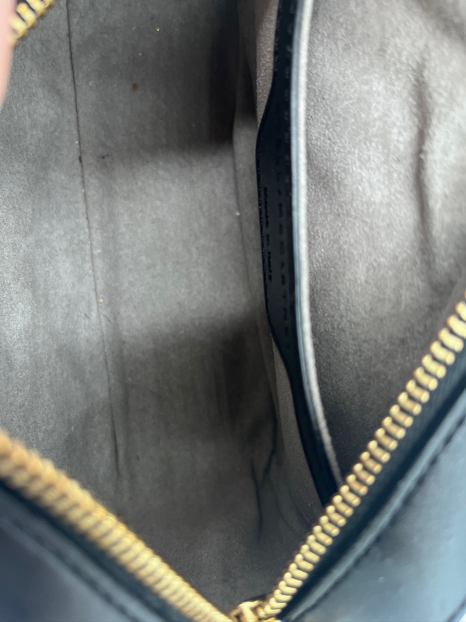 Innenansicht der secondhand Stella McCartney crossbody stern in schwarz silbersteine – organisiert und stilvoll.