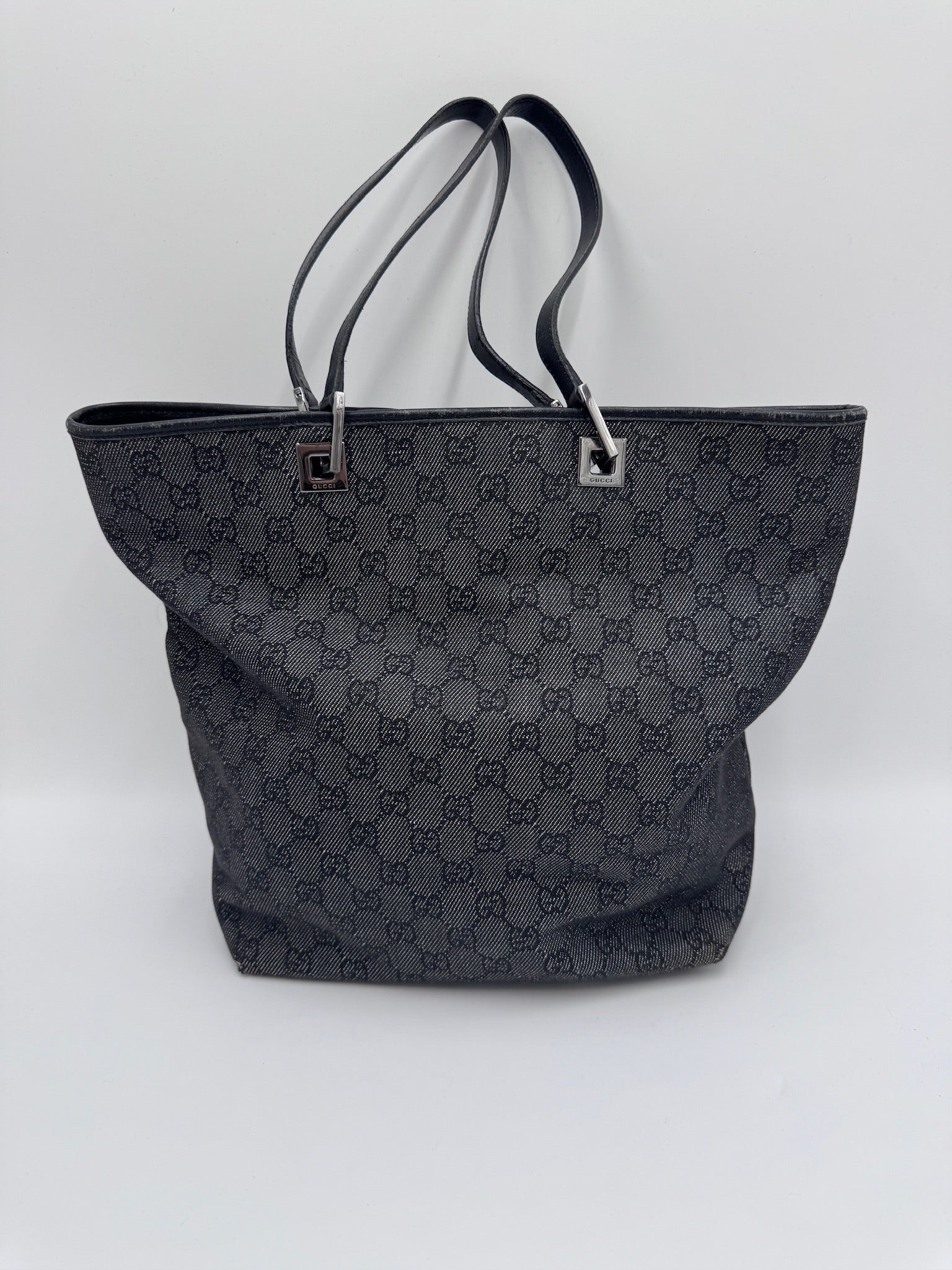 Komplette Ansicht der pre-owned Gucci Schultertasche – luxuriöse Schultertasche-Tasche in grau.