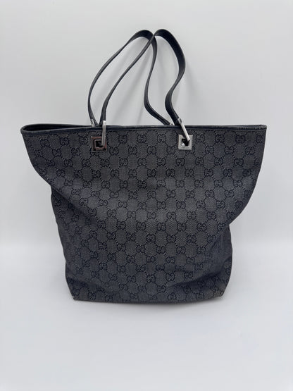 Komplette Ansicht der pre-owned Gucci Schultertasche – luxuriöse Schultertasche-Tasche in grau.