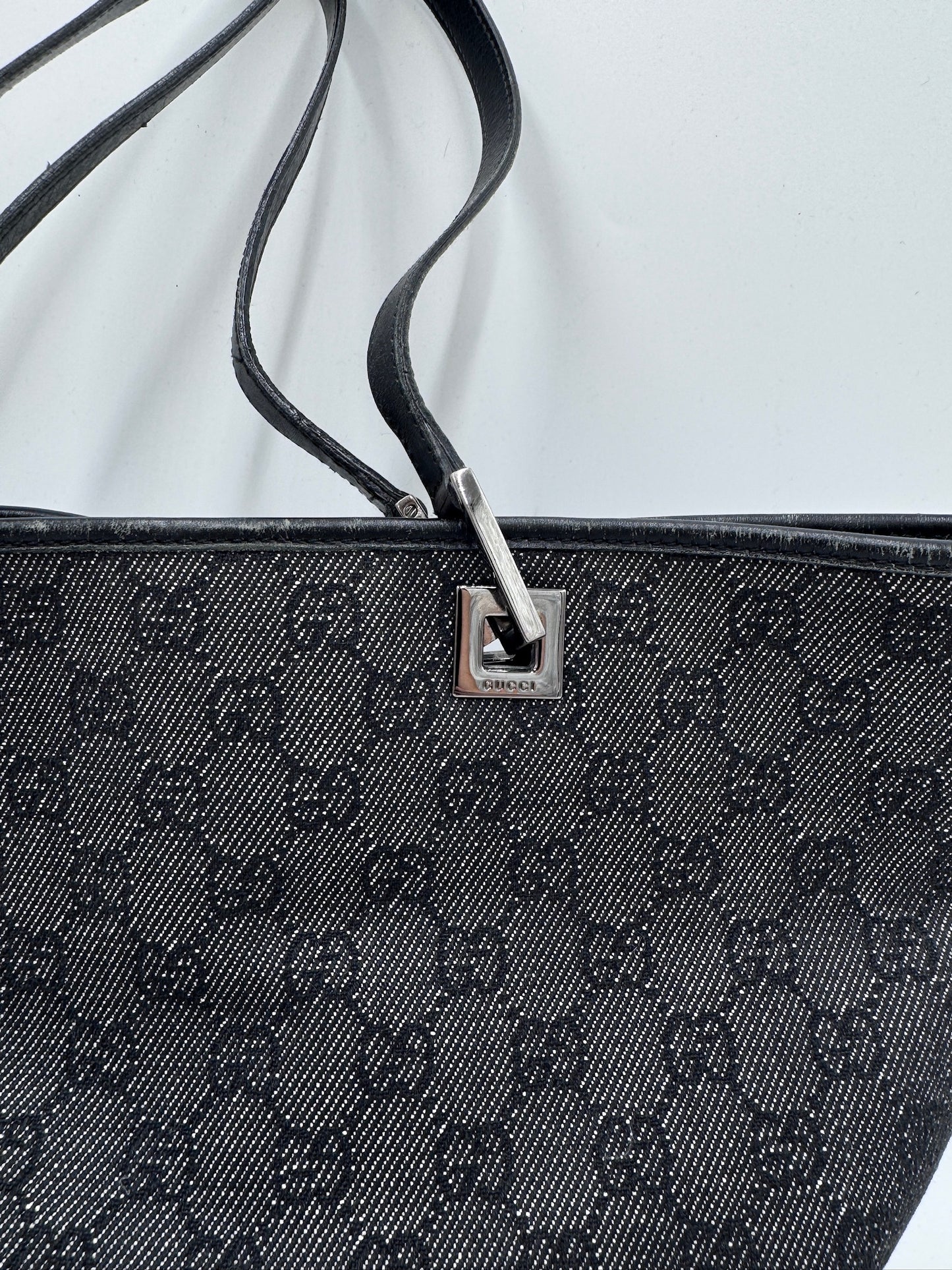 Hardware-Detailansicht der vintage Gucci Schultertasche – glänzend in Szene gesetzt.