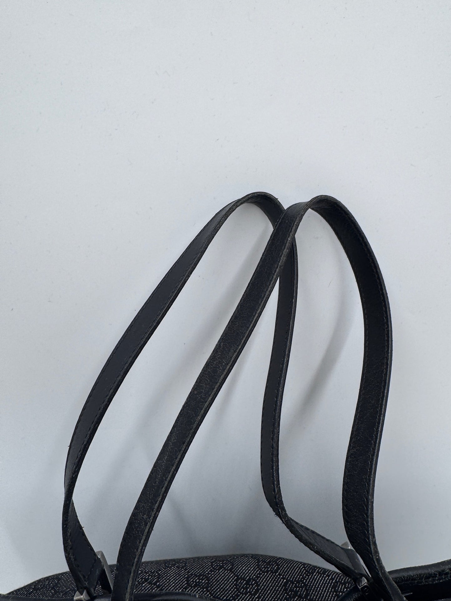 Detailaufnahme des Henkels der vintage Gucci Schultertasche (grau).