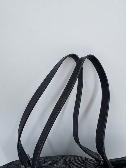 Detailaufnahme des Henkels der vintage Gucci Schultertasche (grau).