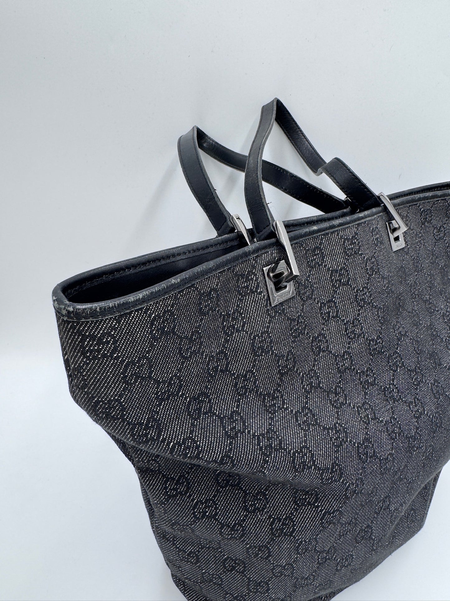 Seitenansicht der Gucci Schultertasche in grau – charaktervolle luxury secondhand Tasche.