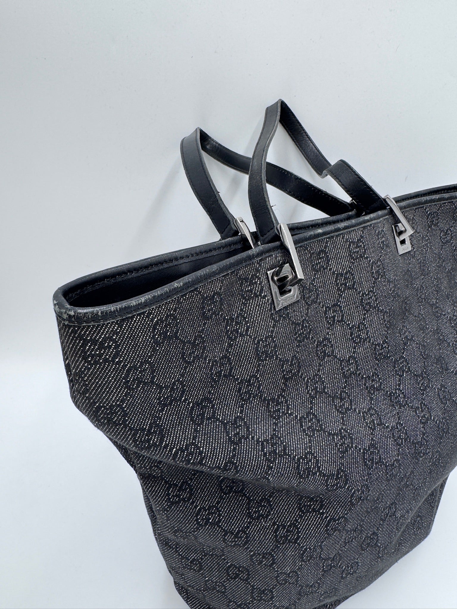 Seitenansicht der Gucci Schultertasche in grau – charaktervolle luxury secondhand Tasche.