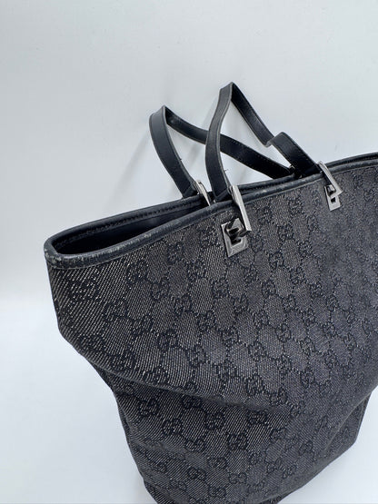 Seitenansicht der Gucci Schultertasche in grau – charaktervolle luxury secondhand Tasche.