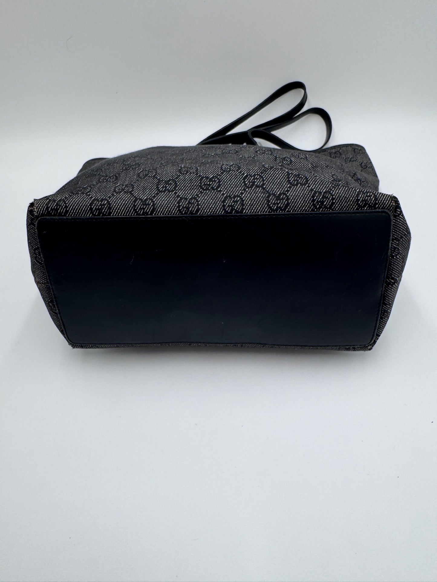 Bodenansicht der grau Gucci Schultertasche, Schultertasche-Design.