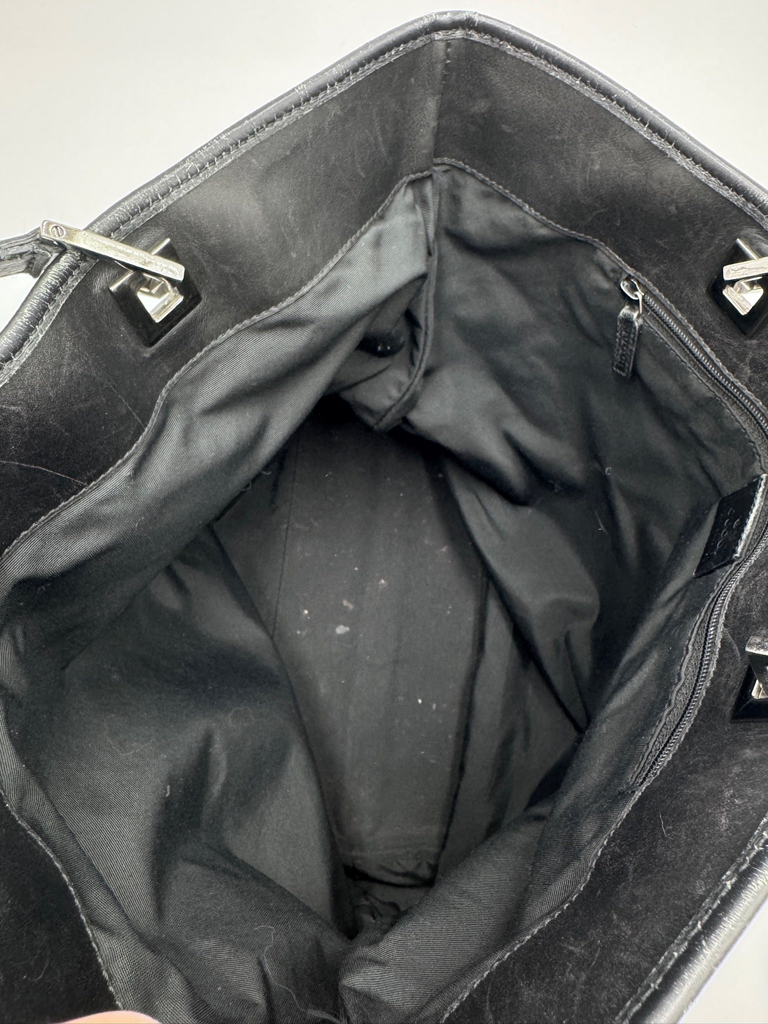 Detailaufnahme des Henkels der vintage Gucci Schultertasche (grau).