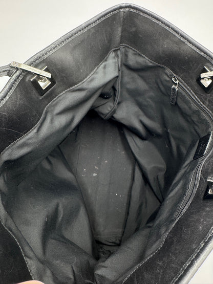 Detailaufnahme des Henkels der vintage Gucci Schultertasche (grau).