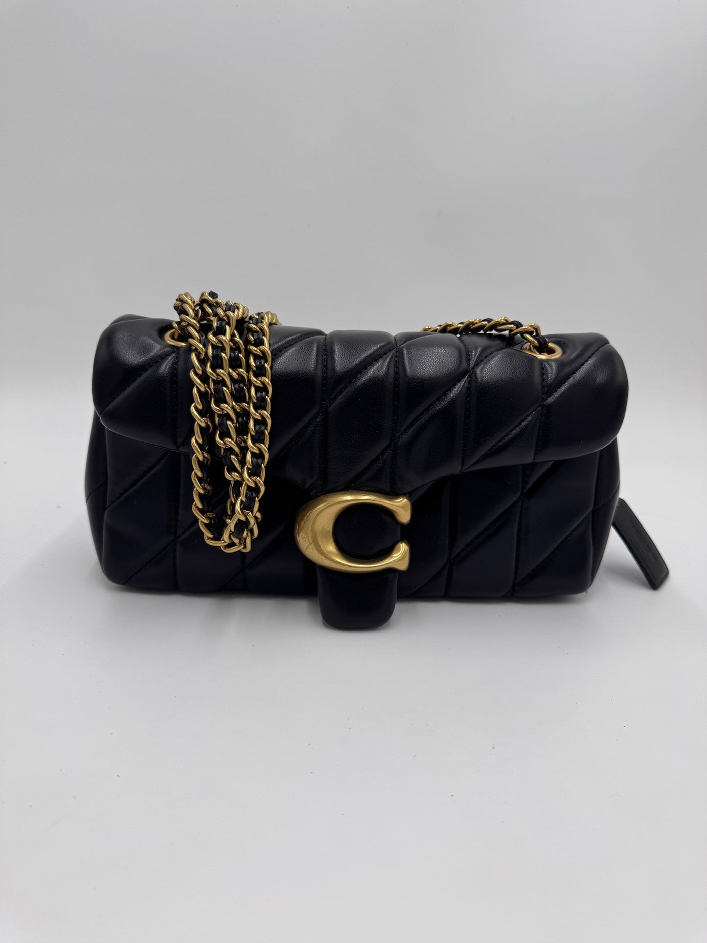 Komplette Ansicht der secondhand Coach Pillow Tabby – luxuriöse Schultertasche-Tasche in Schwarz.