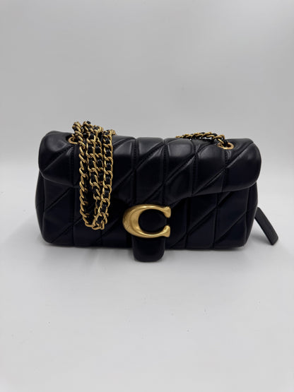 Komplette Ansicht der secondhand Coach Pillow Tabby – luxuriöse Schultertasche-Tasche in Schwarz.