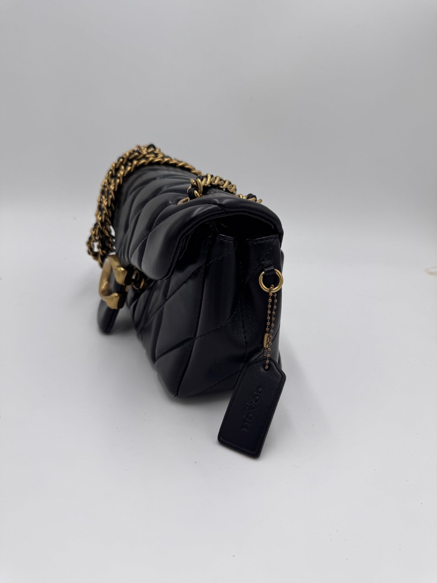 Detailaufnahme der Seitenansicht dieser Schwarz preloved Schultertasche-Tasche.