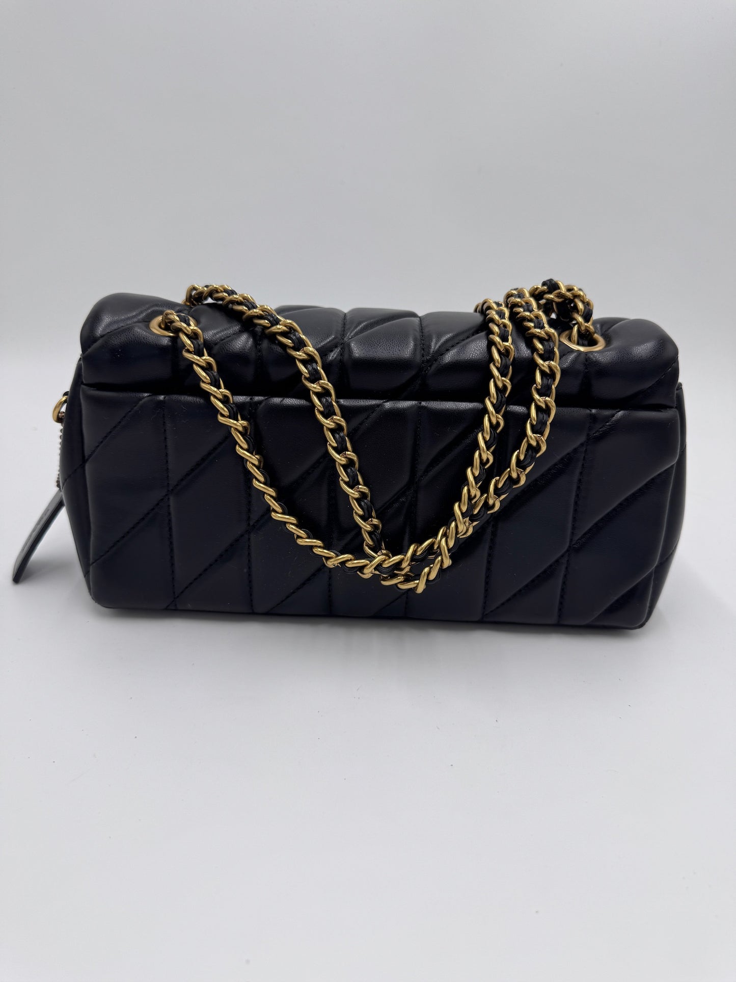 Hintere Perspektive dieser preloved Coach Pillow Tabby in Schwarz.