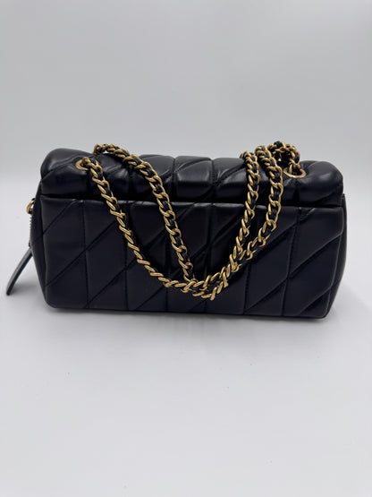 Hintere Perspektive dieser preloved Coach Pillow Tabby in Schwarz.