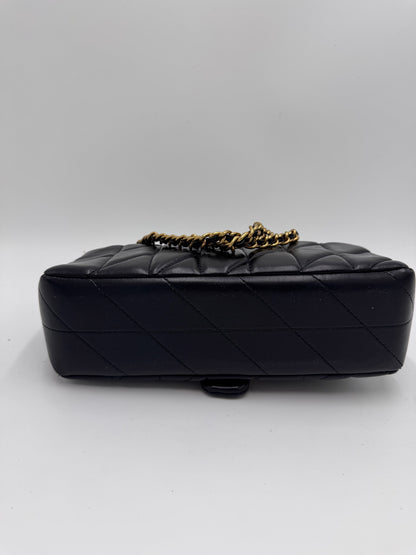 Bodenansicht der Schwarz Coach Pillow Tabby , Schultertasche-Design.